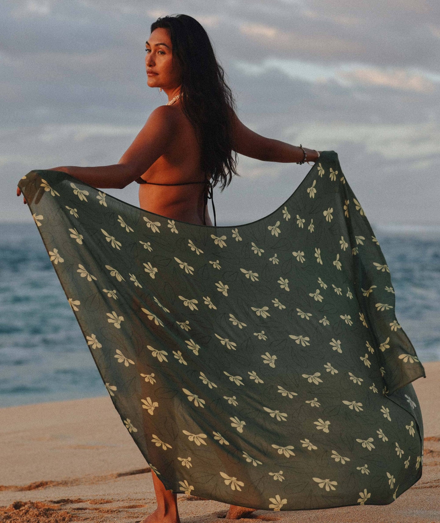 Naupaka Pareo: 74 x 46 in