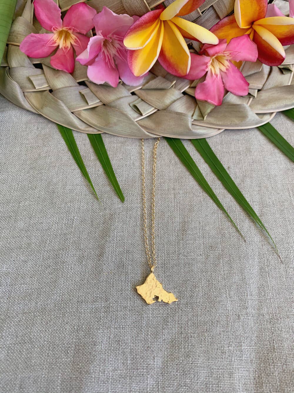 Textured Single Hawaiian Island Pendant Necklace - Kaua’i