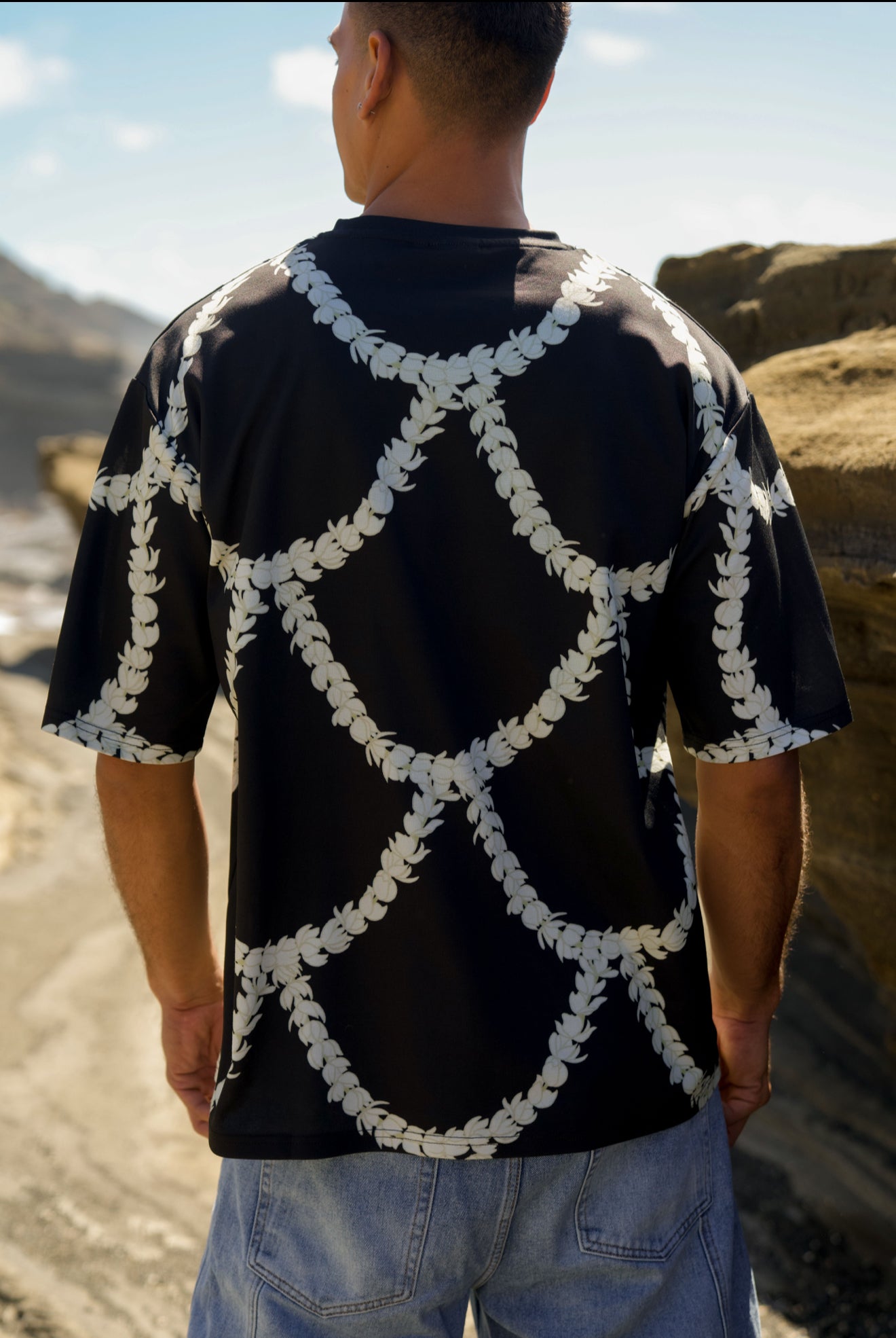 Men’s Oversized Tee - Scalloped Pikake (Black)