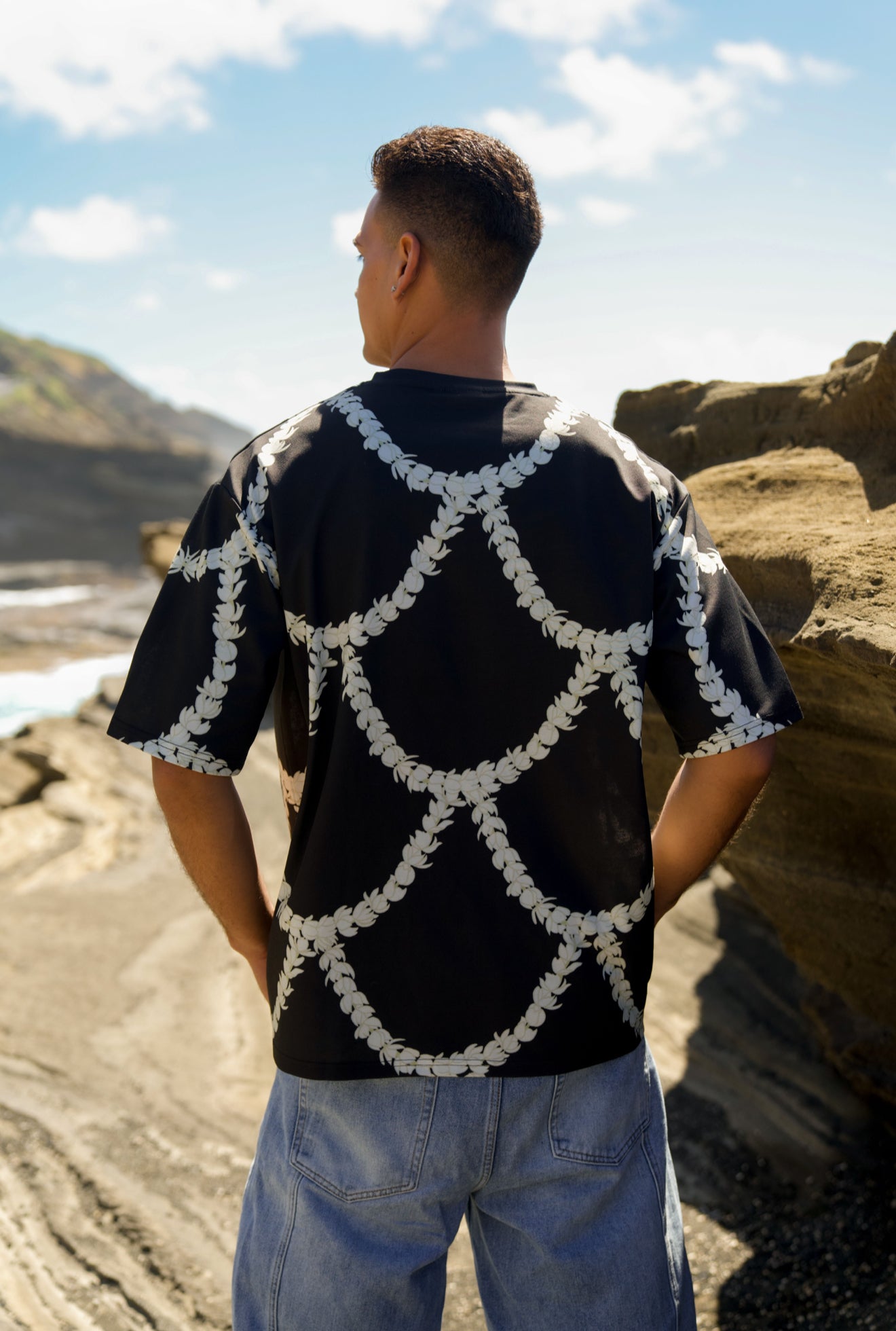 Men’s Oversized Tee - Scalloped Pikake (Black)
