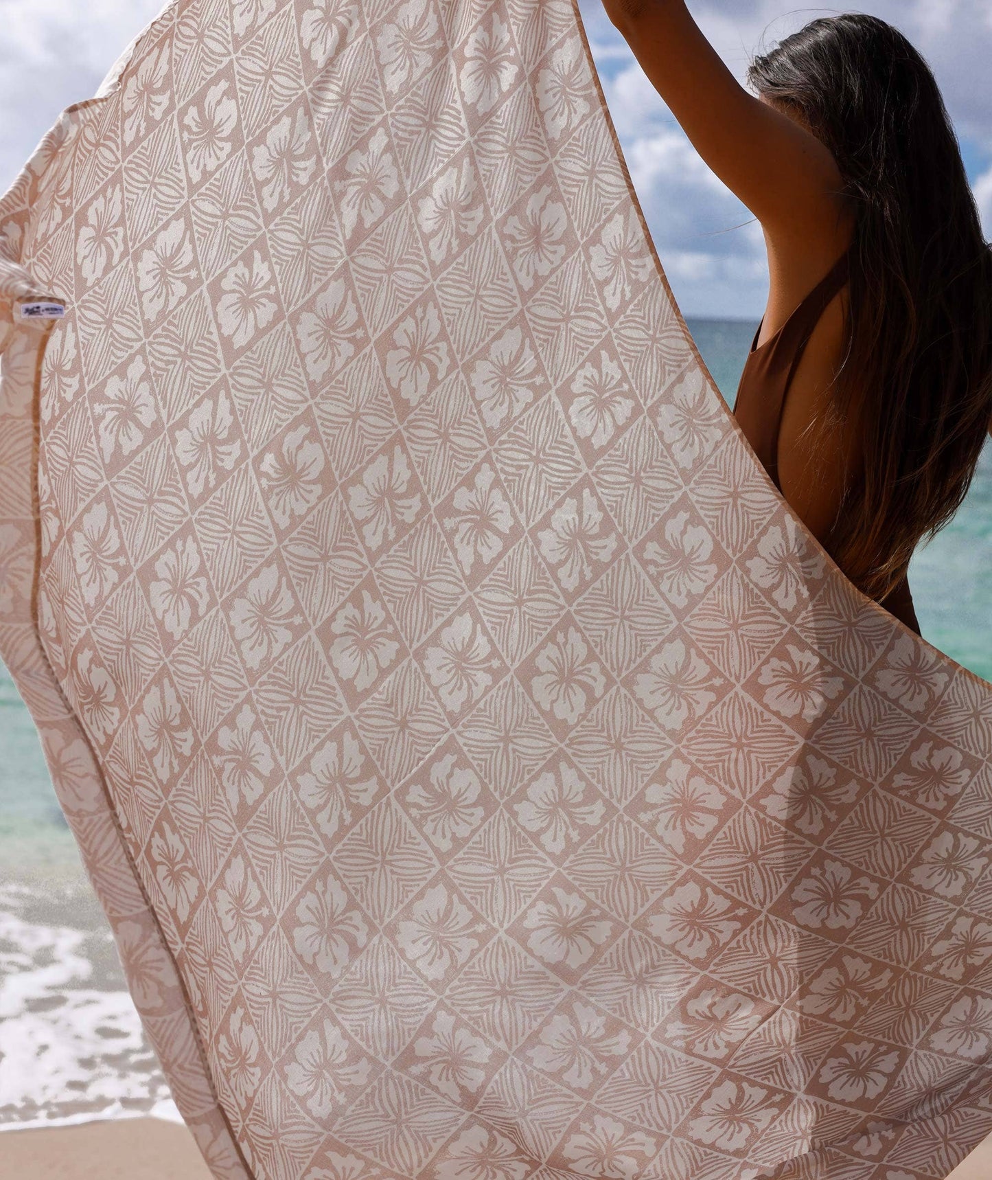 Local Motion Hibiscus Tile Pareo: 67 x 43 in