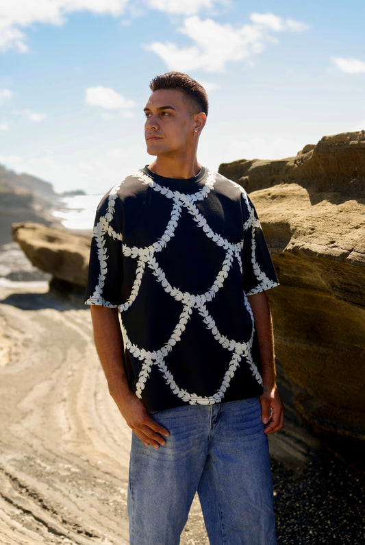 Men’s Oversized Tee - Scalloped Pikake (Black)