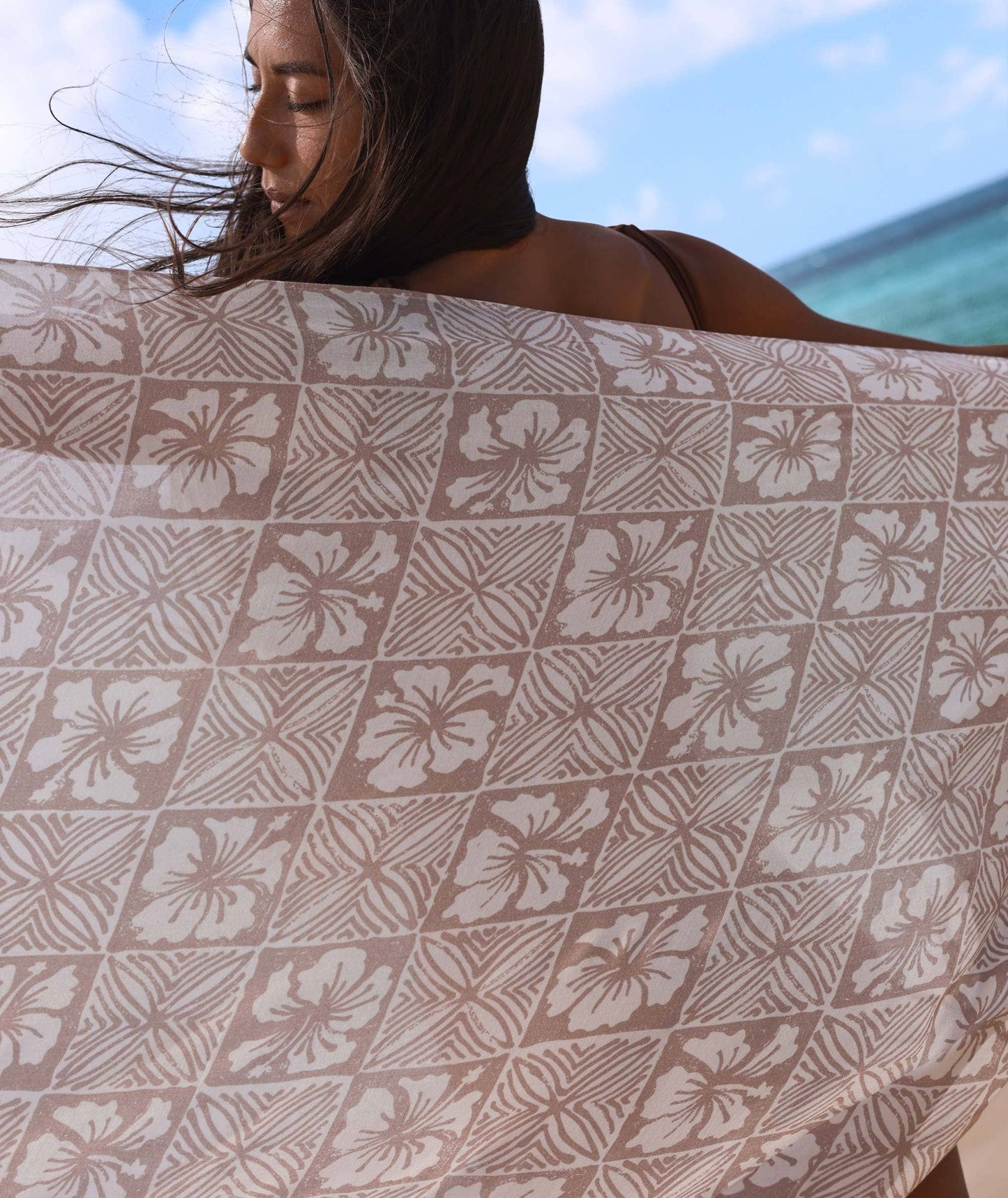Local Motion Hibiscus Tile Pareo: 67 x 43 in