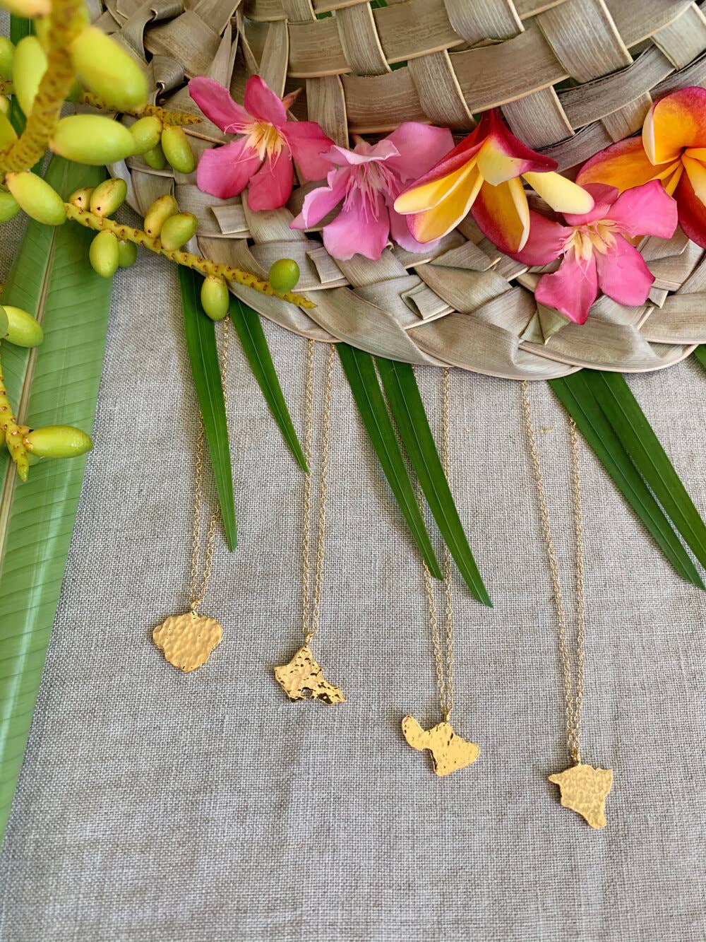 Textured Single Hawaiian Island Pendant Necklace - Kaua’i