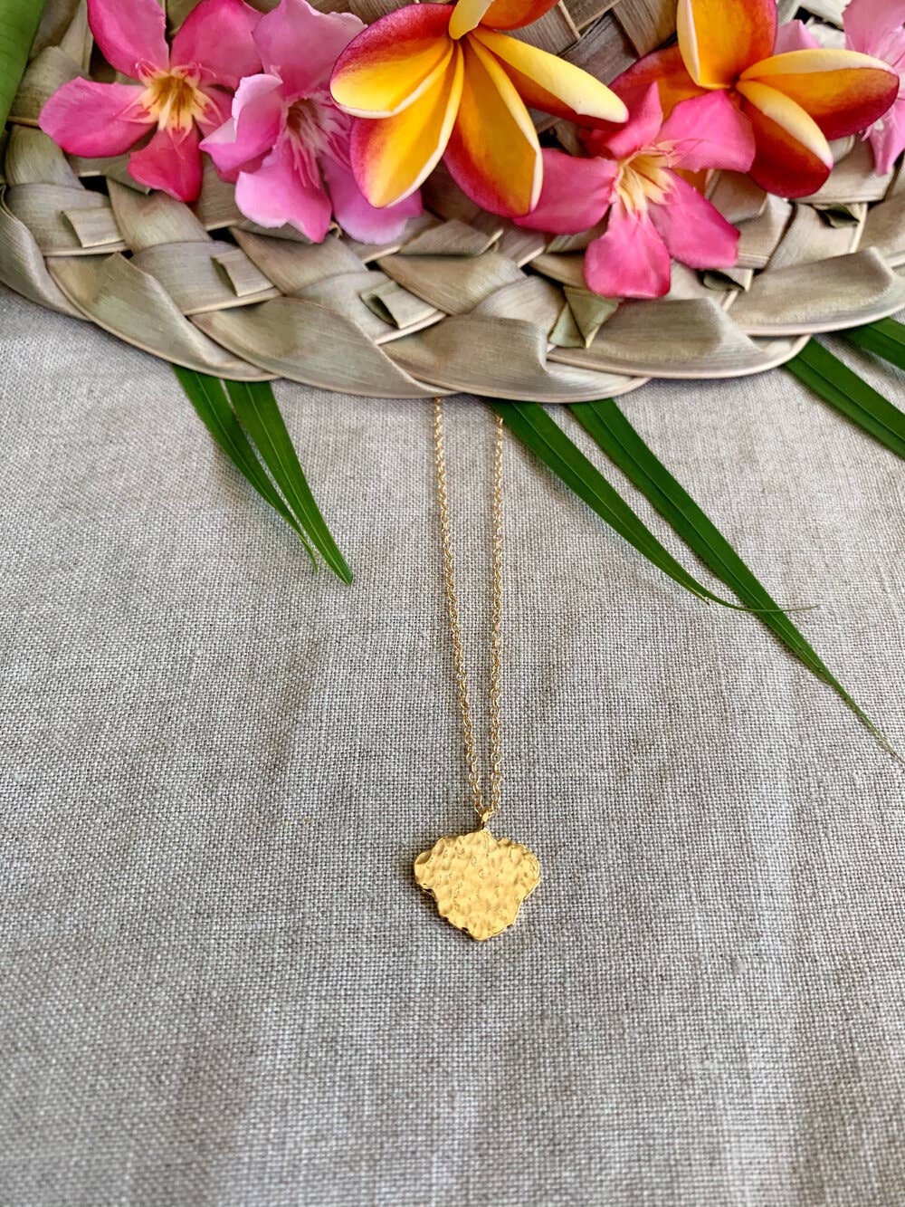 Textured Single Hawaiian Island Pendant Necklace - Kaua’i