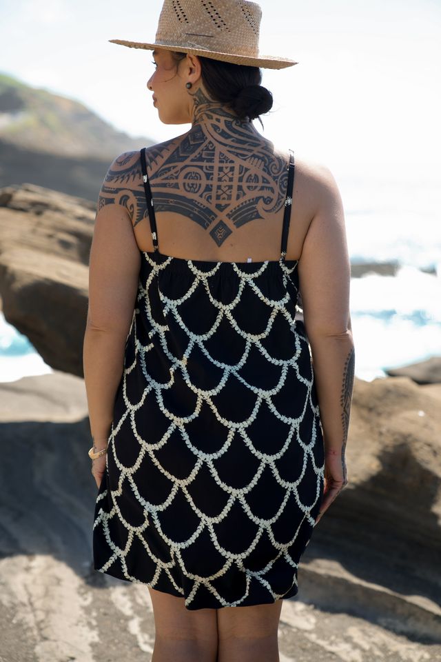 Pu'ulei Dress - Scalloped Pikake (Black)