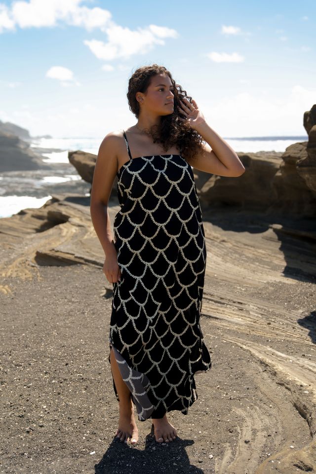 LILY MAXI DRESS - SCALLOPED PIKAKE (BLACK)