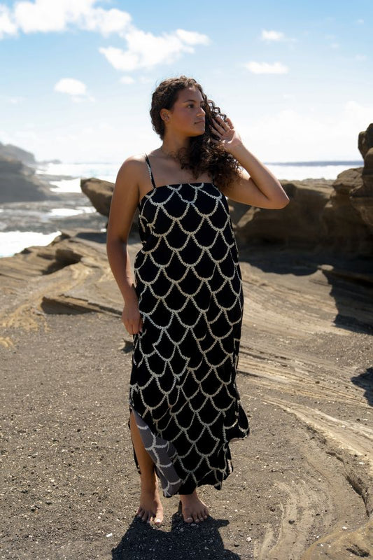 LILY MAXI DRESS - SCALLOPED PIKAKE (BLACK)