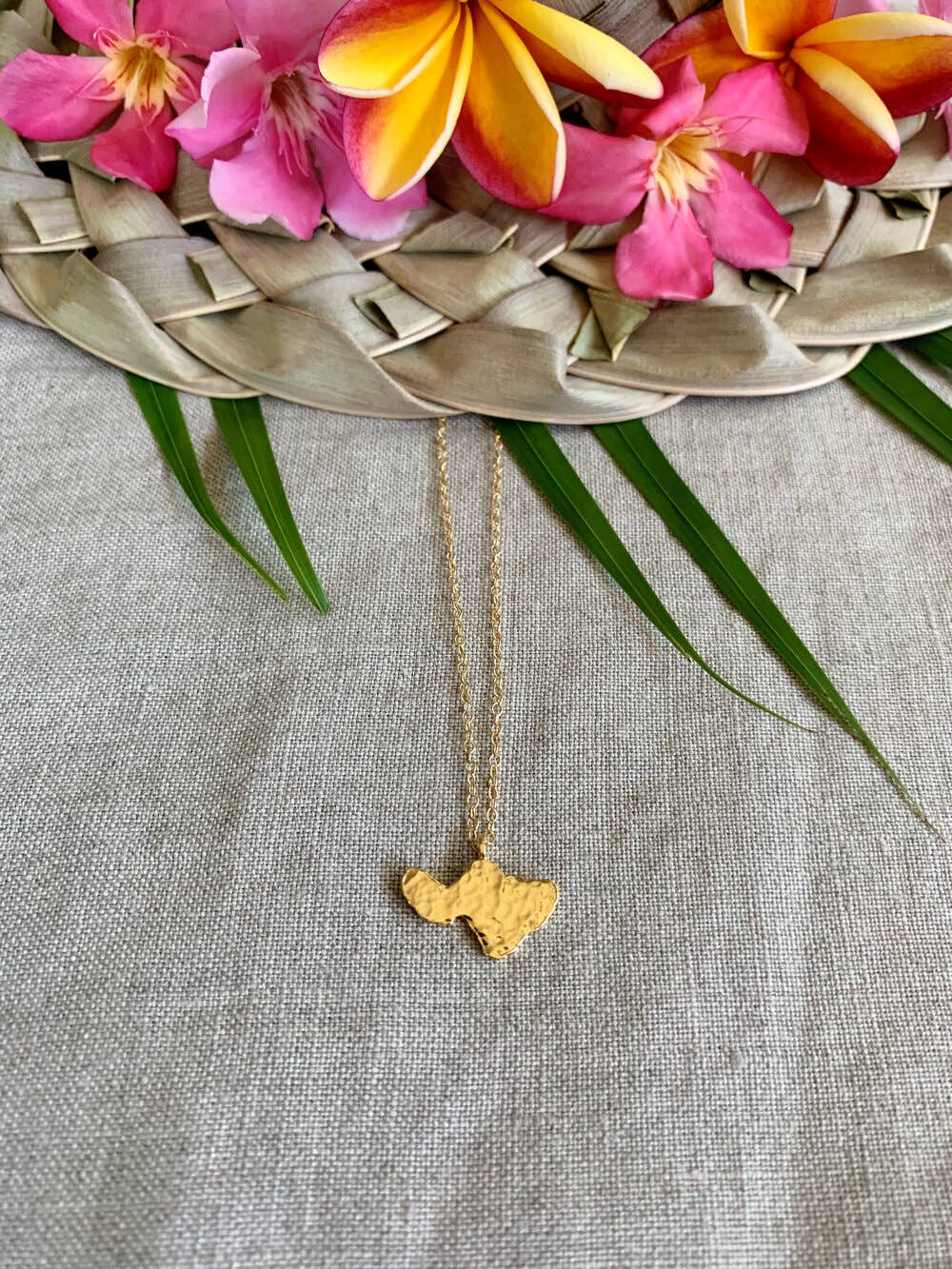 Textured Single Hawaiian Island Pendant Necklace - Kaua’i