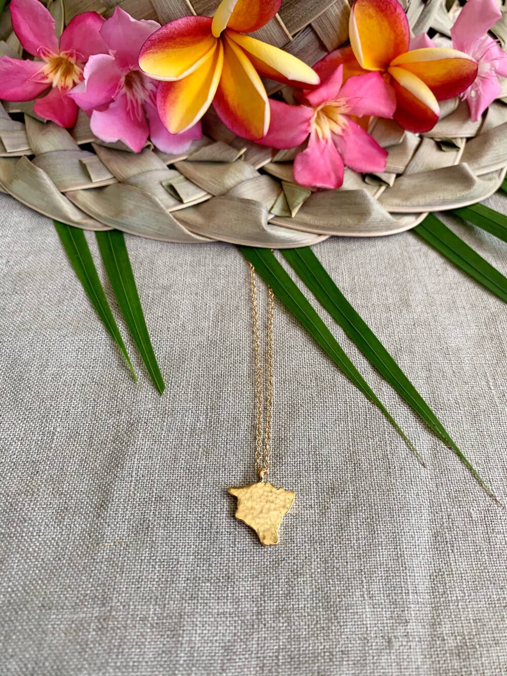 Textured Single Hawaiian Island Pendant Necklace - Kaua’i