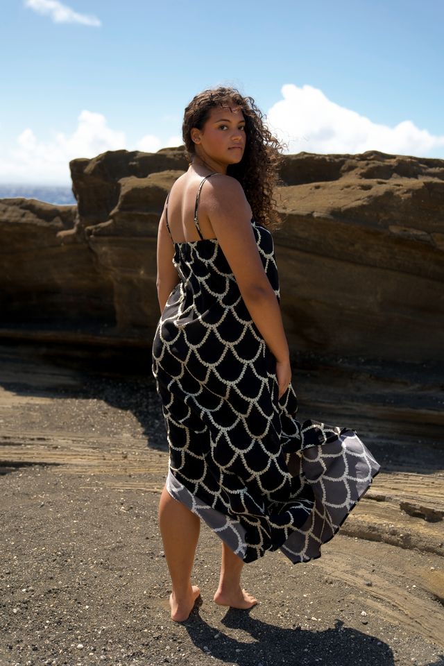 LILY MAXI DRESS - SCALLOPED PIKAKE (BLACK)