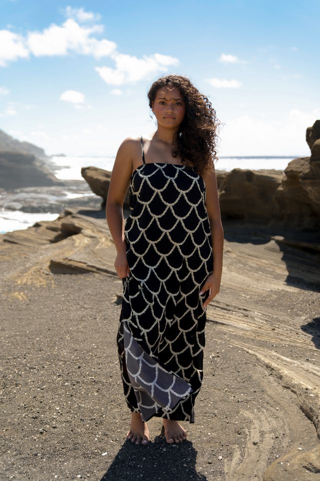 LILY MAXI DRESS - SCALLOPED PIKAKE (BLACK)