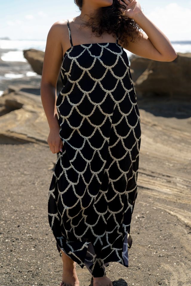 LILY MAXI DRESS - SCALLOPED PIKAKE (BLACK)